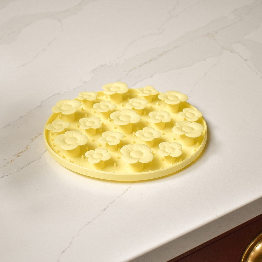 Great & Small Slow Down Daisy Silicone Snack Pad